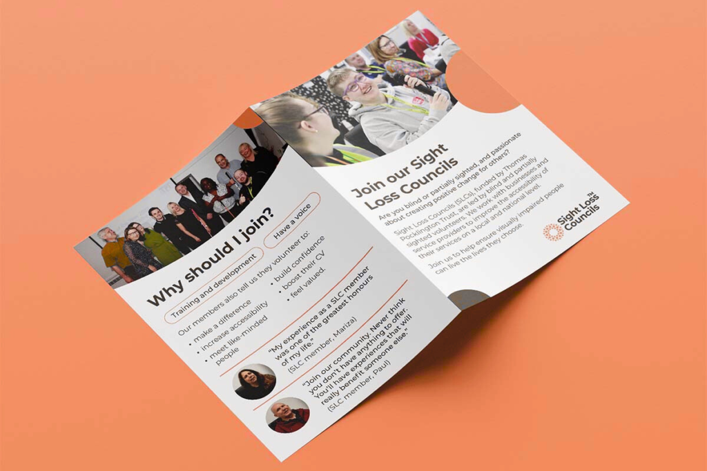 Conjunto de folders com dobras e flyers coloridos produzidos para empresas da região da Vila Prudente